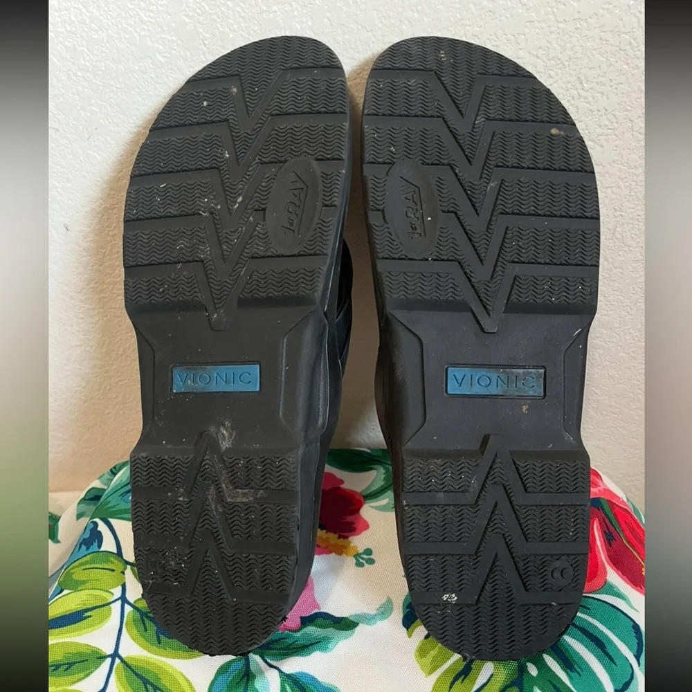Vionic men’s leather flip flops. Size 11